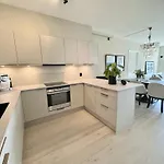 Spacious & Modern - - - Sea View