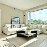 Spacious & Modern - - - Sea View
